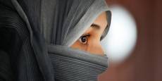 Младите мюсюлманки във Франция упорито отказват да свалят бурките